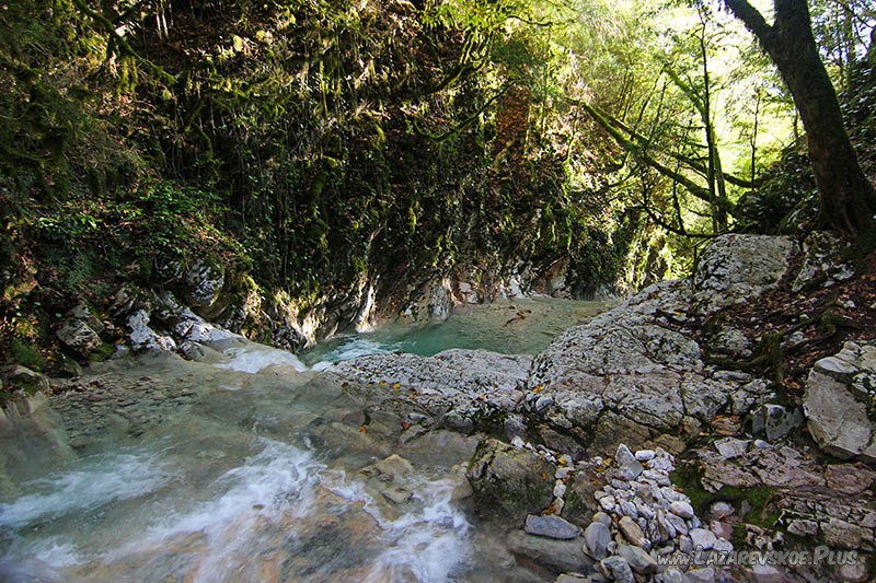 Наверху водопада Чудо-Красотка.