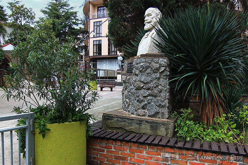 Бюст академику Павлову в Лазаревском.