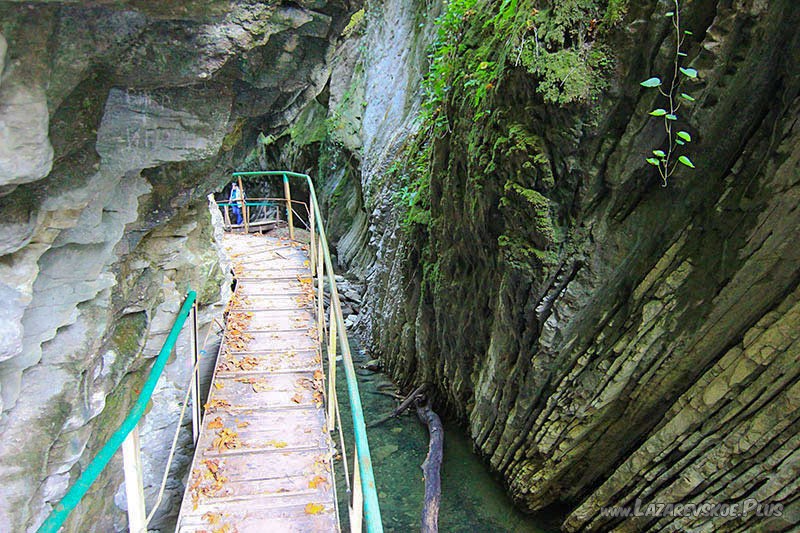 В некоторых местах каньона стены нависают над головой.