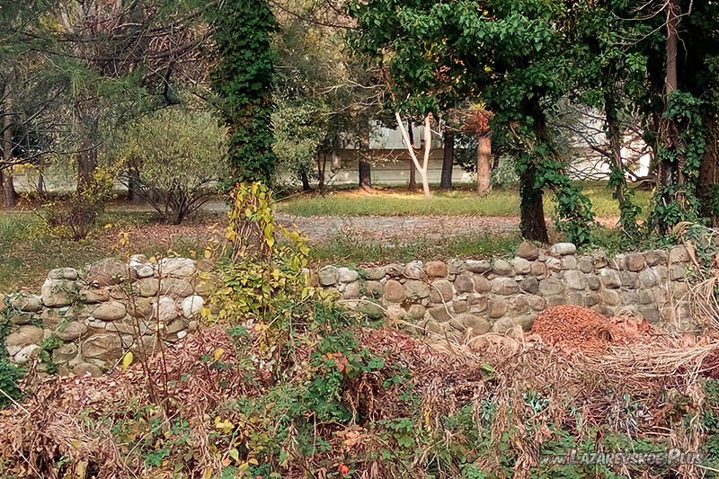 Остатки стены, расположенной на территории городской больницы.