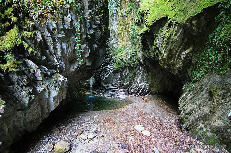 Каньон заканчивается водопадом.
