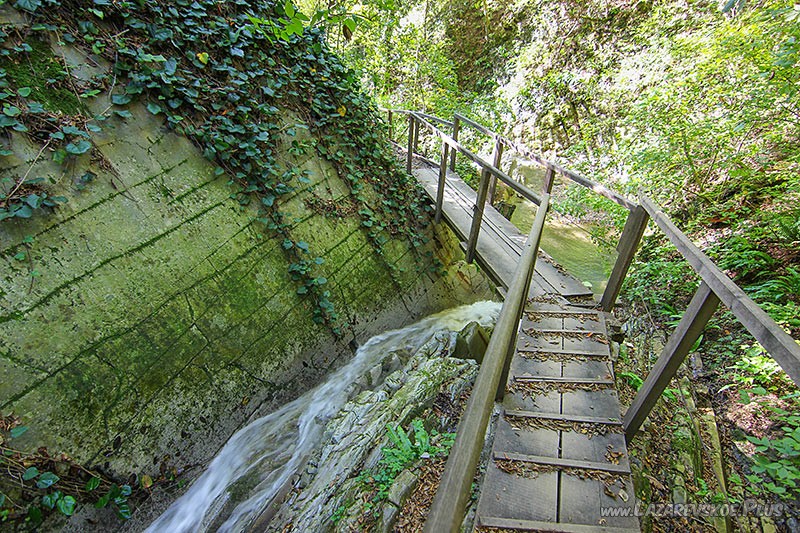 Берендеево царство. Оборудованная тропа среди скал.