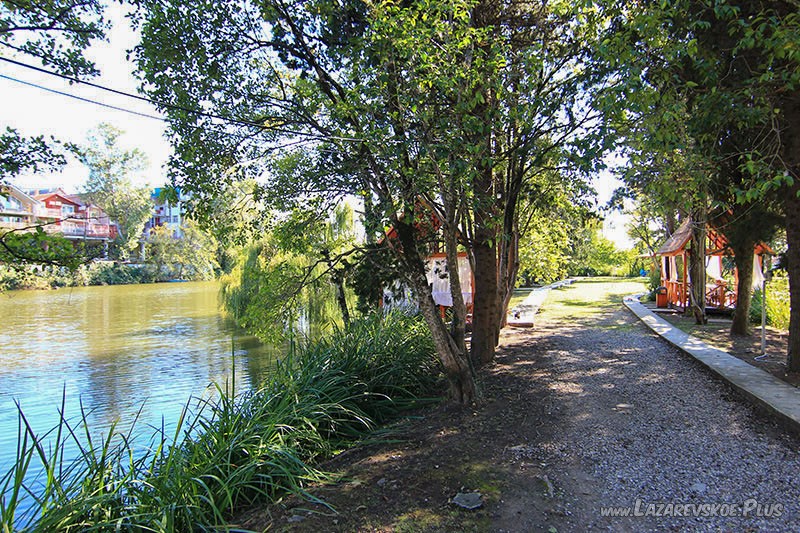 Дорожка и беседки на островке посреди острова.