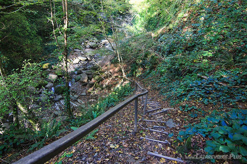 Спуск к каньону.