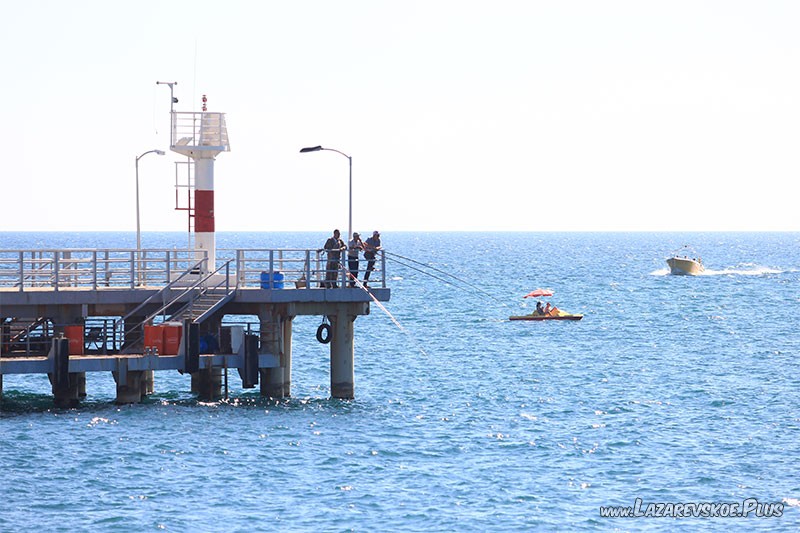 Лазаревское. маяк на центральном ппирсе.