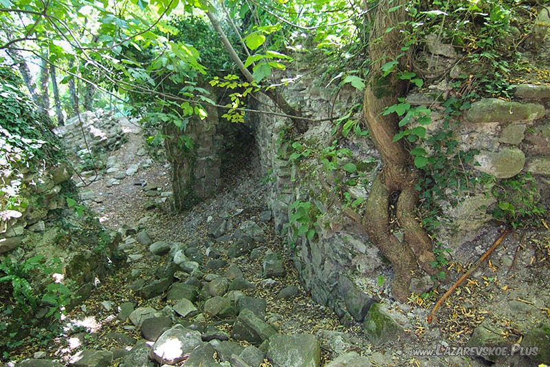 Внутри крепости.