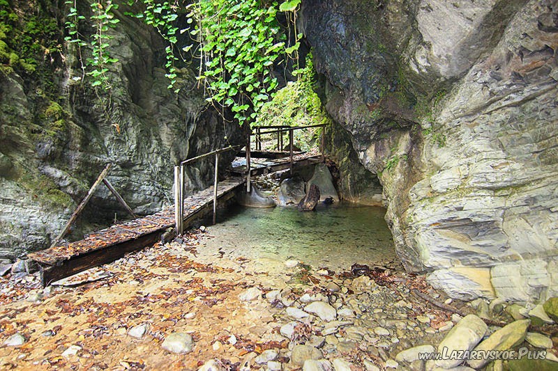 Грот в каньоне Прохладный.