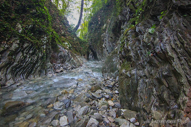 Грот в конце каньона.