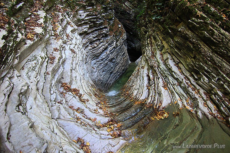 Узкий и глубокий каньон.