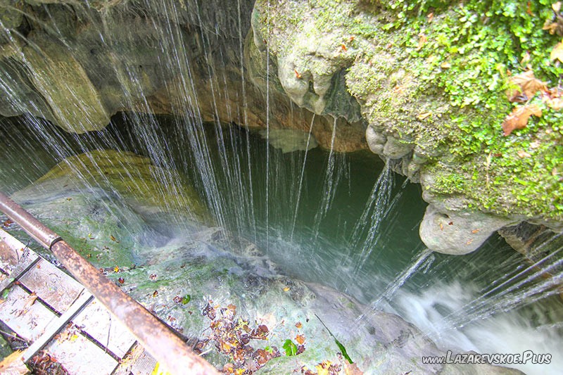 Стекающая в грот вода