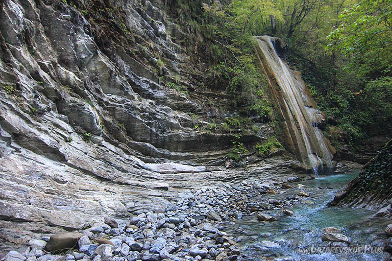 Белый зал и водопад Борода Мамеда.