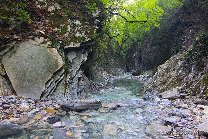 Каньон становится шире.