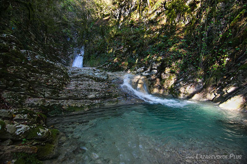 Небольшой водоскат с купелью у водопада Ласковый.