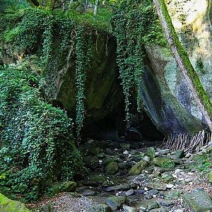 Грот в Волконском ущелье