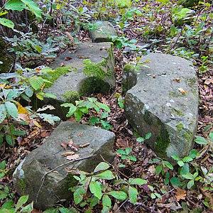 Разрушенный дольмен