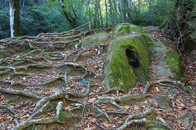 Круглое отверстие в песчанной глыбе.