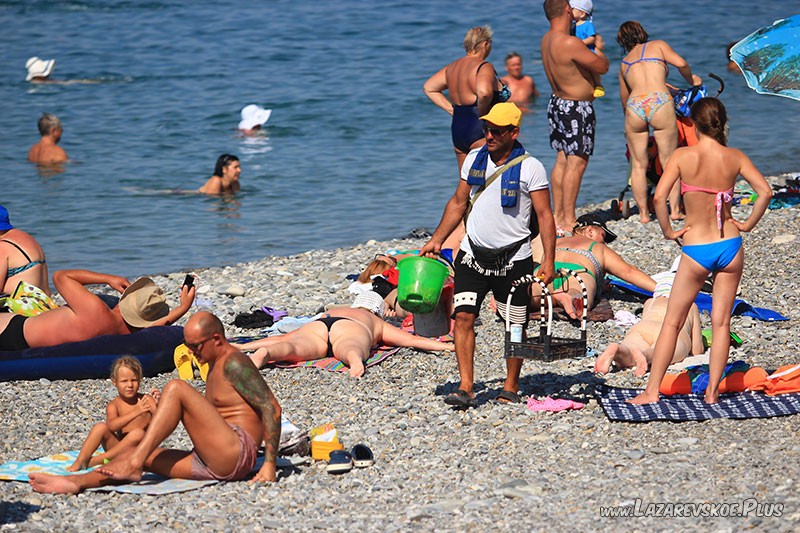 Продавец варёных раков на центральном пляже Лазаревского.