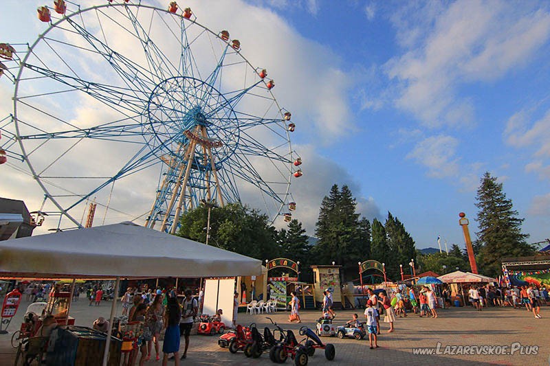 Колесо обозрения в Лазаревском.