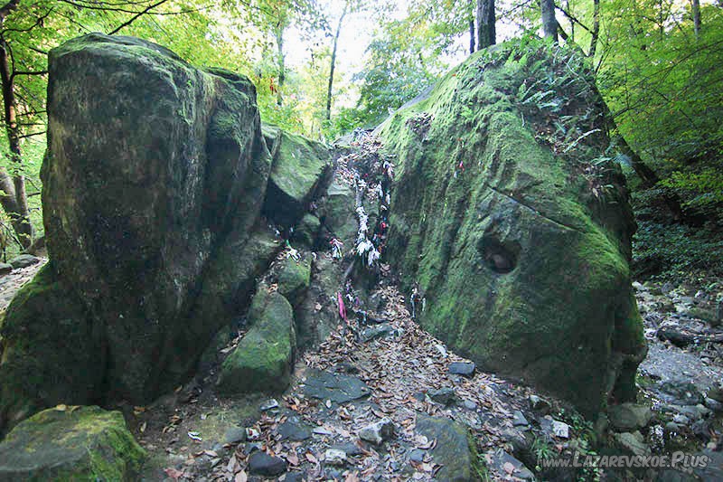Задняя часть Волконского дольмена.