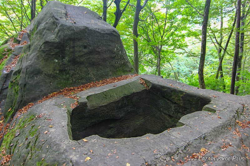 Крышка у дольмена отсутствует.