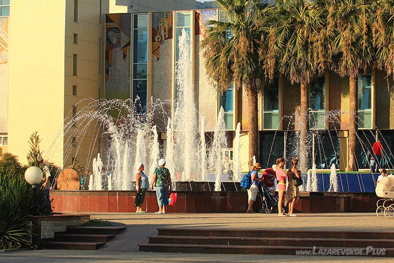 Фонтан перед ЦНК В Лазаревсском.