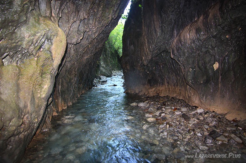 Одна из стен каньона наклонена, что способствовало образованию грота.