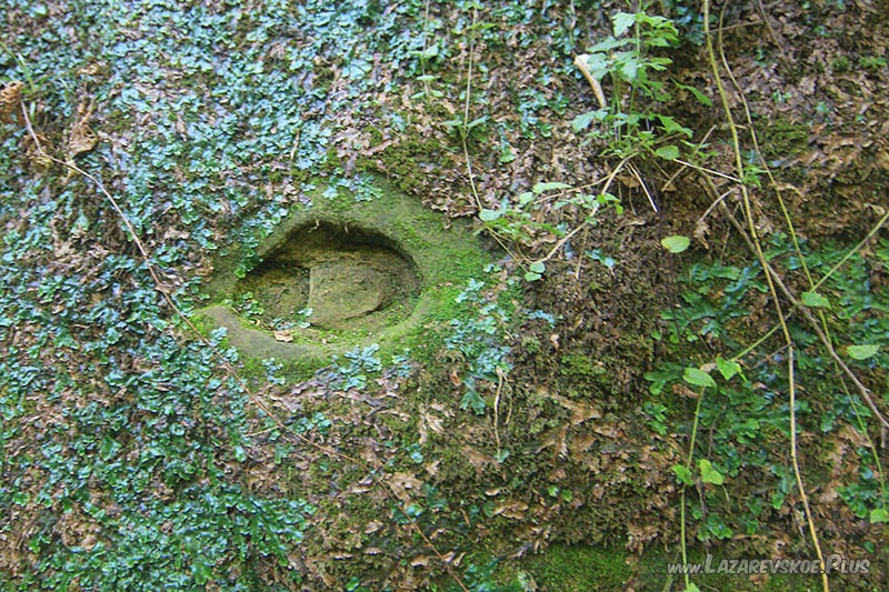 Отпечаток на юго-восточной стене.