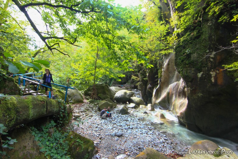 За каменным завалом.