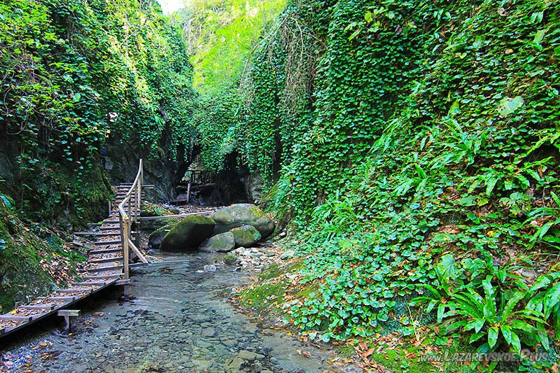 Подход к гроту.