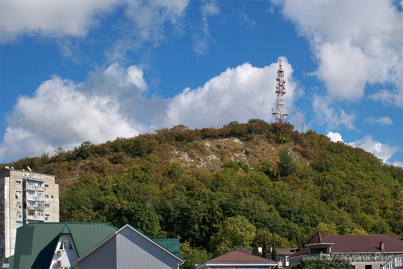 Вид на гору со смотровой площадкой со стороны железнодорожного вокзала.