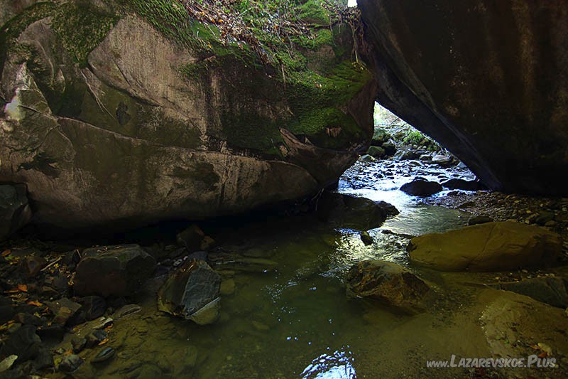 По дну грота течёт речка Годлих.