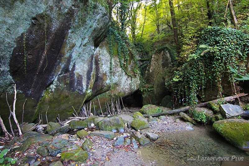 Задняя стена скалы Два брата.