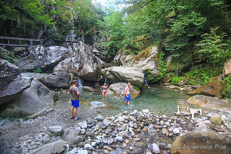 Каменный завал и купель.