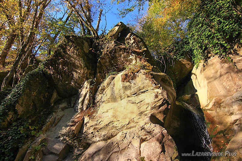 Стена песчаника и водопад Адам и Ева.