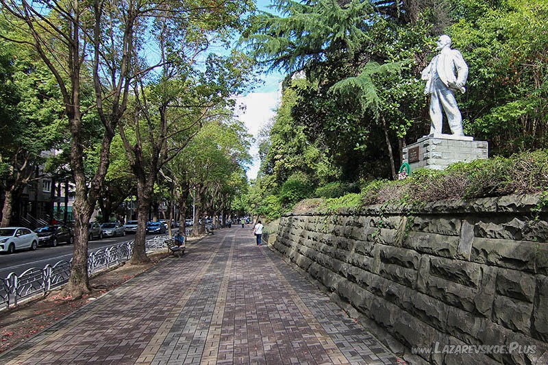 Памятник Ленину в Лазаревском.