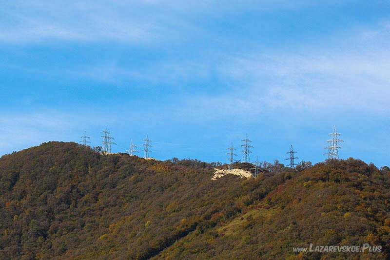По вершине горы проложена грунтовая дорога, обслуживающая линию электропередачи.