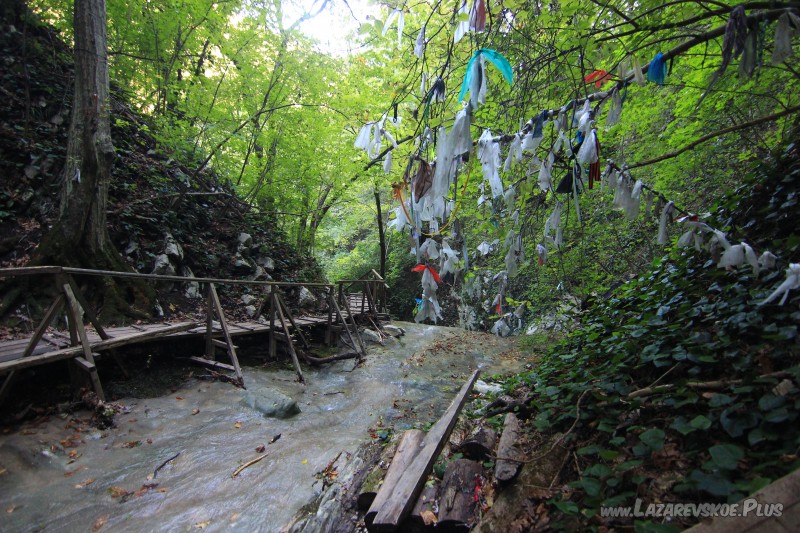 У водопада.