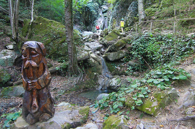 Дедушка Мамед лично встречает посетителей у поворота на водопад.