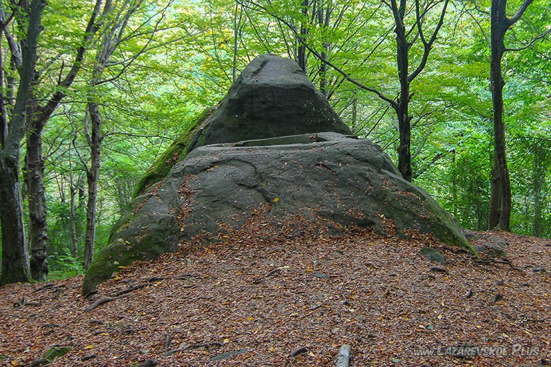 Пирамидальный дольмен.