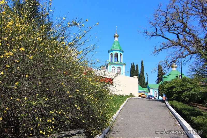 Вид на церковь с Рощи памяти героев.