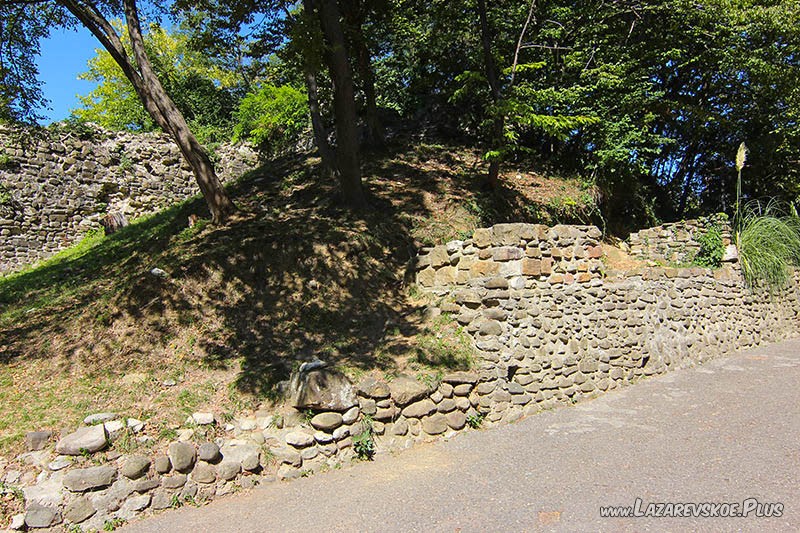 Крепость Годлик. Вид с дороги.