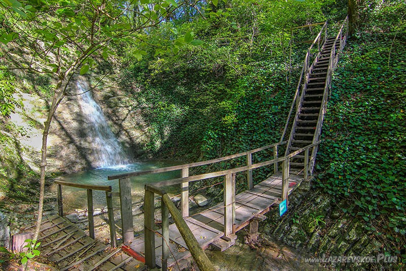 Водопад Снегурочка и мостик Мезгиря