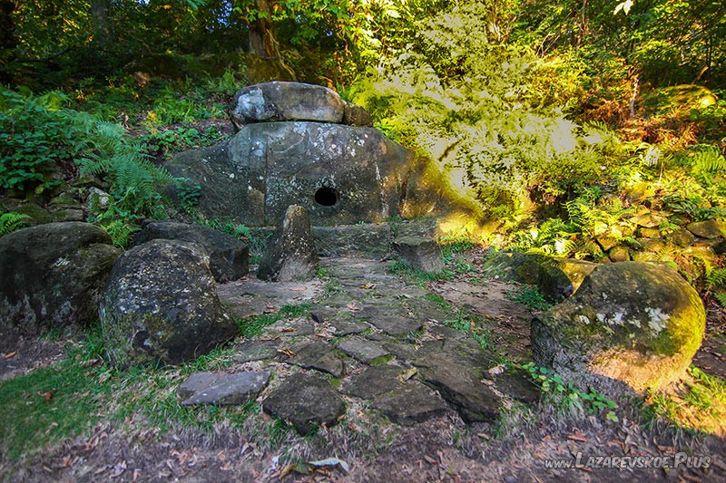 Дольмен с менгирами