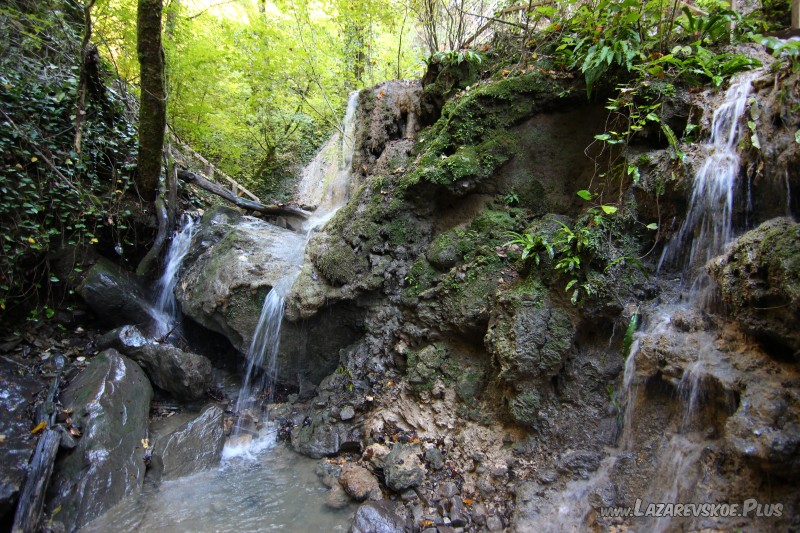 Водопад Изумрудный