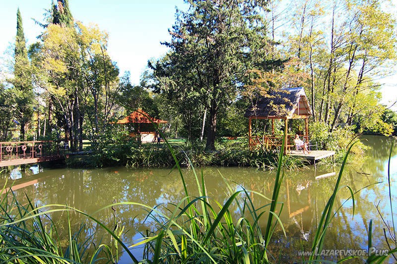 На озере повсюду расположились беседки для отдыха.