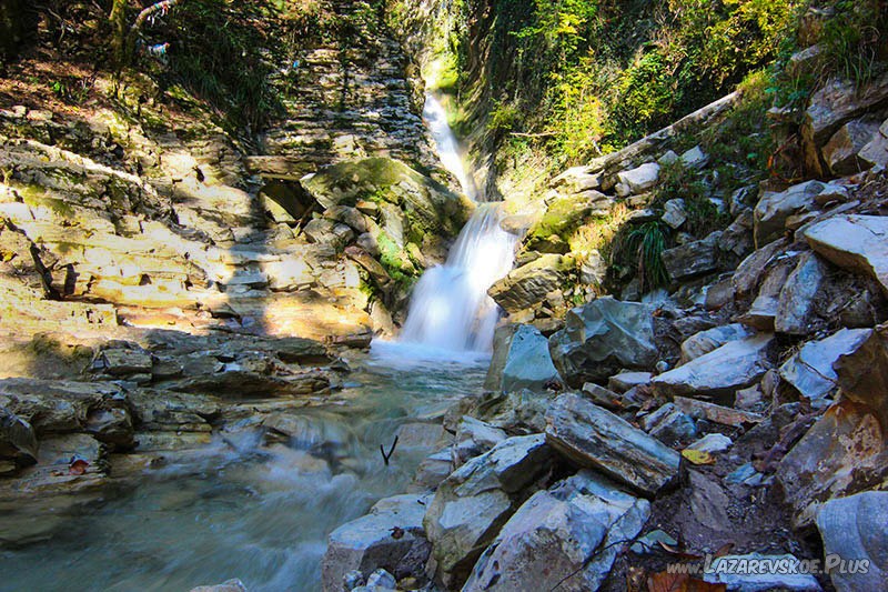 Небольшой водоскат.