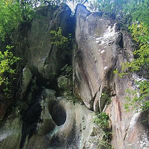 Стена в ущелье Легенды Мамеда