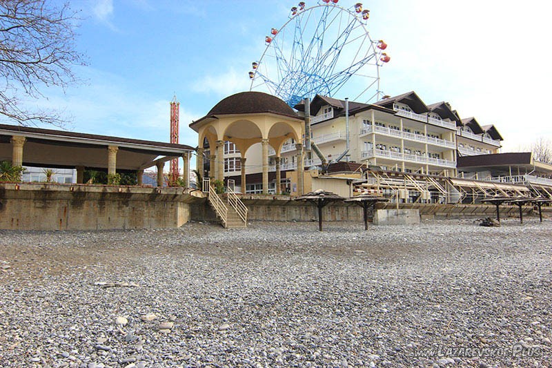 Вид на ротонду с берега моря.