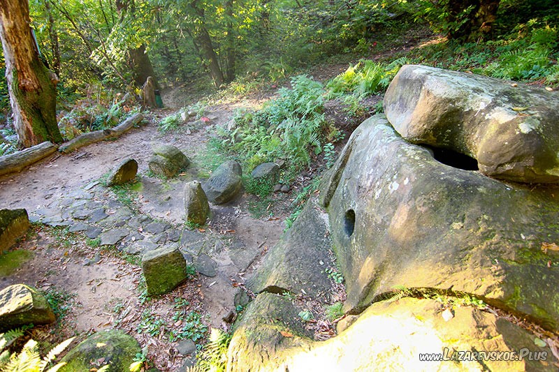 Корытообразный дольмен