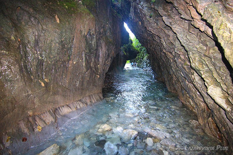 Грот в Мамедовом ущелье.